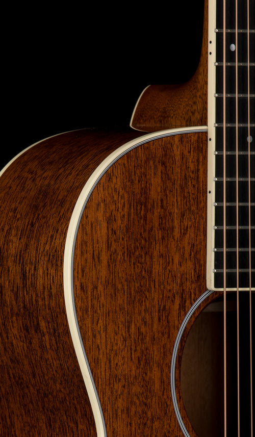 Used Martin Custom Shop 00-18 Mahogany Slope Shoulder #06764 with Original Hard Case