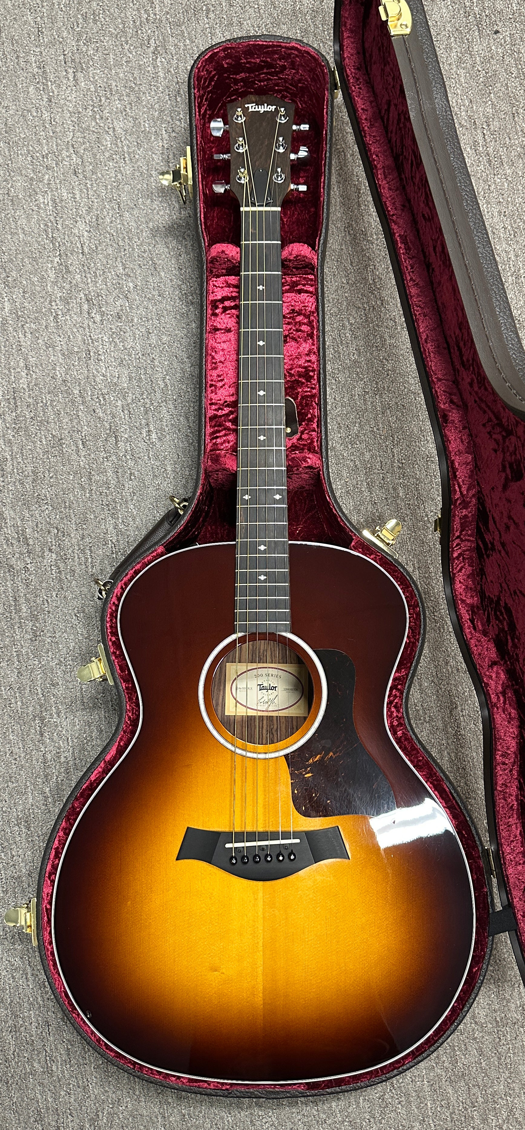 Used Taylor 214e-SB DLX (2023) #03326 with original Hard Case