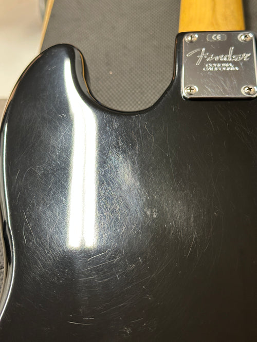 Used Fender American Jazz Bass (2000-2003) - Black #85472 with Molded Hard Case
